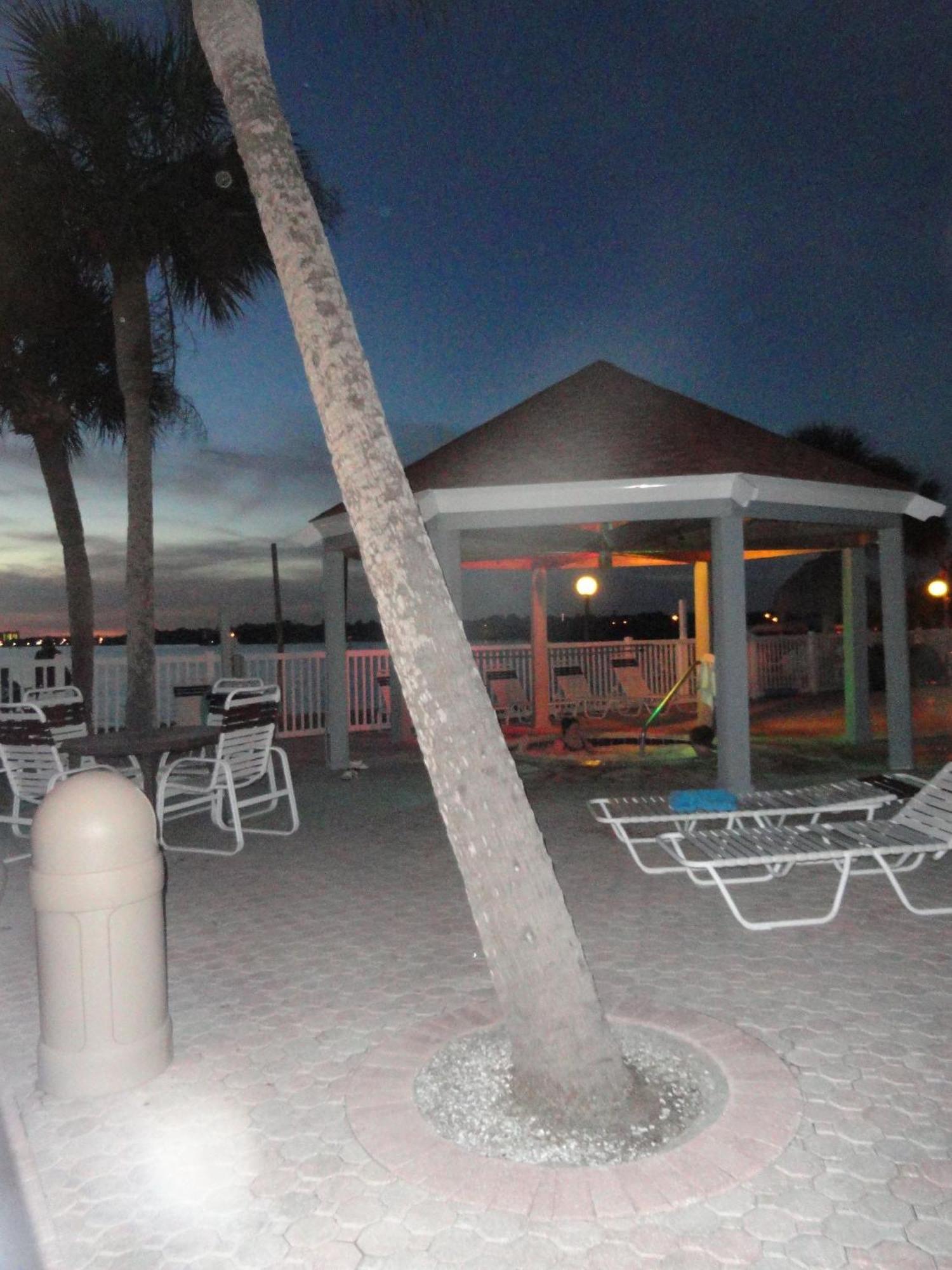 Affordable Two Bedroom Tropical Condo - Private Beach, Pools, Hot Tub St. Petersburg Exterior photo