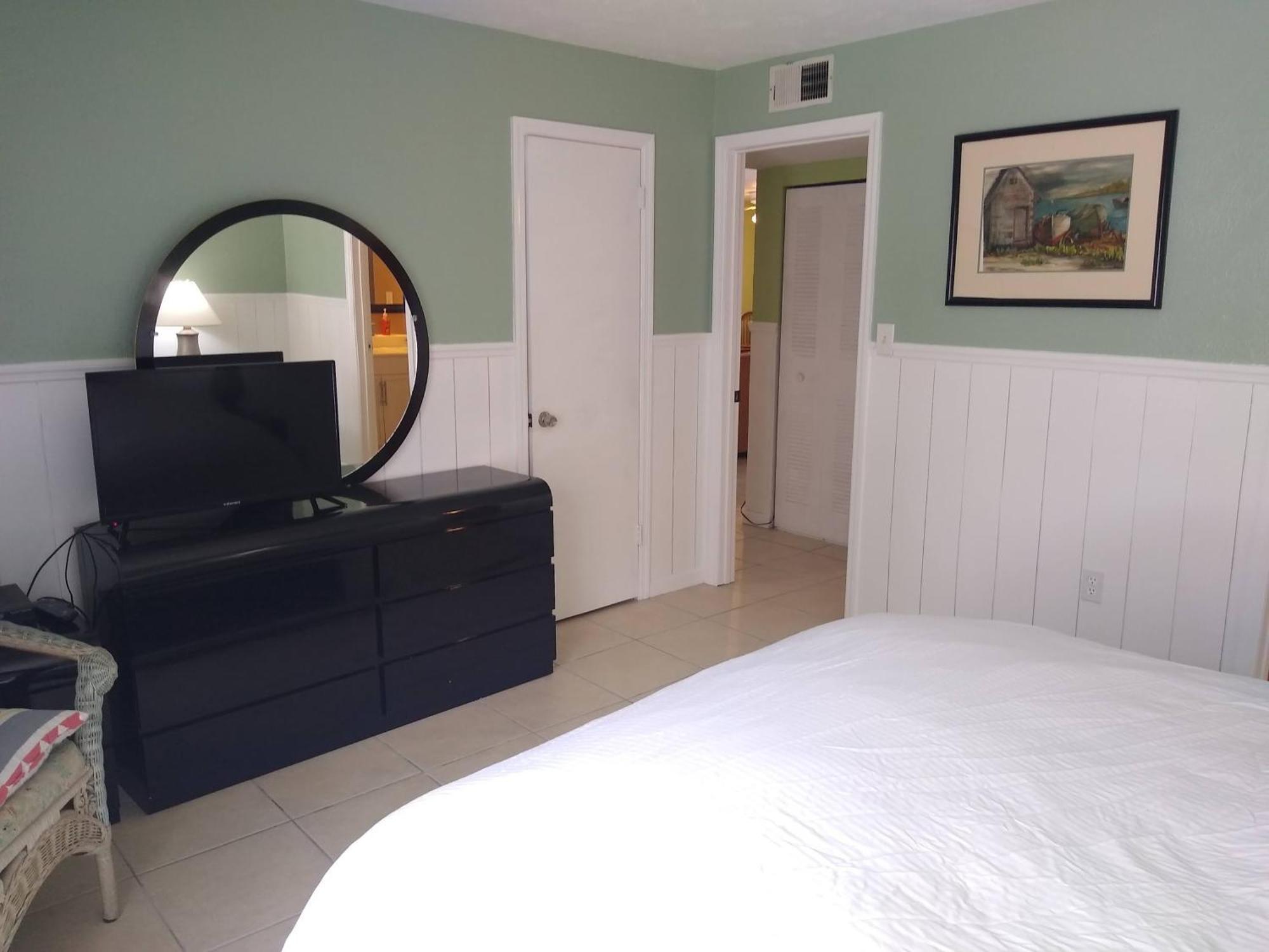 Affordable Two Bedroom Tropical Condo - Private Beach, Pools, Hot Tub St. Petersburg Exterior photo