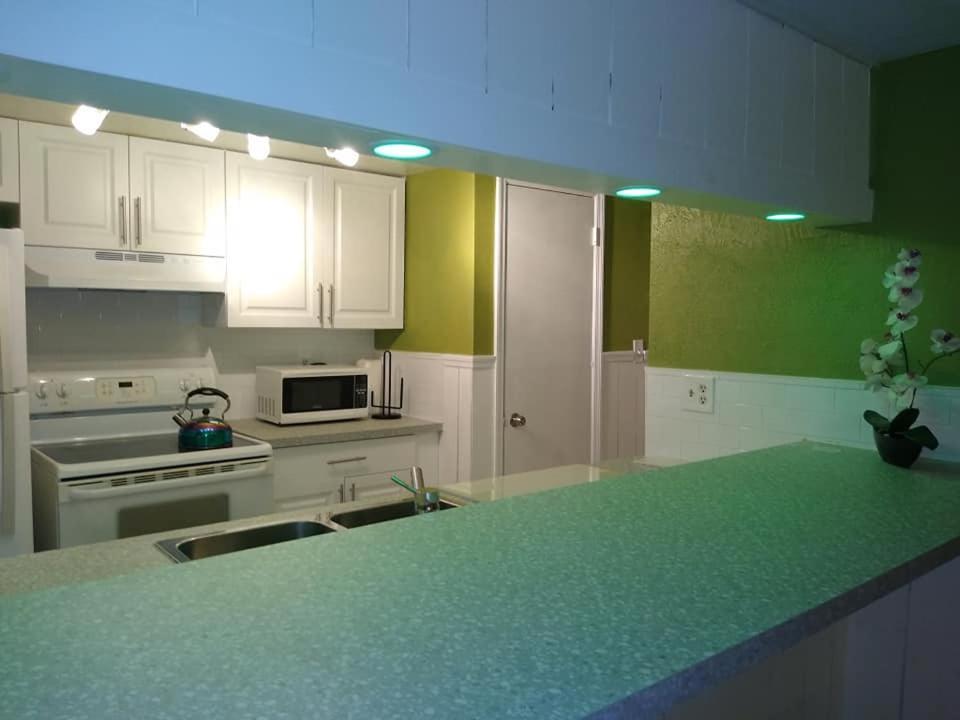 Affordable Two Bedroom Tropical Condo - Private Beach, Pools, Hot Tub St. Petersburg Exterior photo